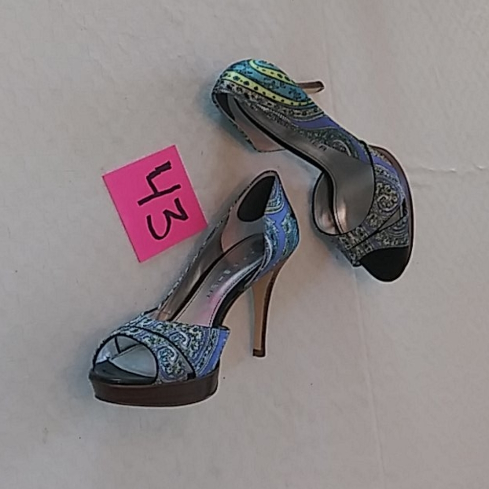 Heels - Picture 4 of 4